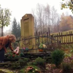 „Na polích ve Flandrech divoké máky rostou, tam mezi kříži, řada za řadou.“